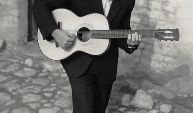 “Kudo në Burrel e shihje Adhamin, duke mësuar nxënës për kitarë, fizarmonikë, këngë dhe në të gjitha eventet festive ku talenti i tij në kompozim…”/ Historia e panjohur e muzikantit që realizoi vetë kitarën elektrike në vitet ’70-të