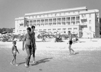 “Tirana as a junk market has only three traffic police; the whole country has 400 cars, some ‘Mercedeses’ are owned by the Chinese embassy…”/ An article from TIME on Socialist Albania, August 10, 1962.