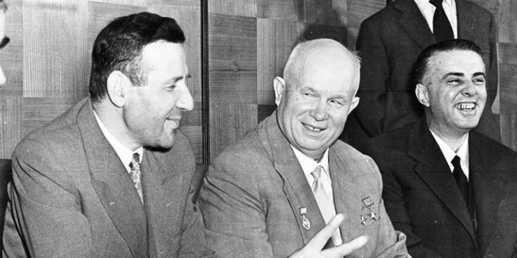 “Në kongresin e Partisë Komuniste të Bashkimit Sovjetik, më 27 tetor 1961, Hrushovi e acaroi konfliktin me Shqipërinë në duke kërkuar…”/ Historia e panjohur e përplasjes së Moskës me Enver Hoxhën