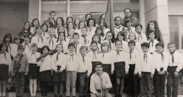 “Kudo në Burrel e shihje Adhamin, duke mësuar nxënës për kitarë, fizarmonikë, këngë dhe në të gjitha eventet festive ku talenti i tij në kompozim…”/ Historia e panjohur e muzikantit që realizoi vetë kitarën elektrike në vitet ’70-të