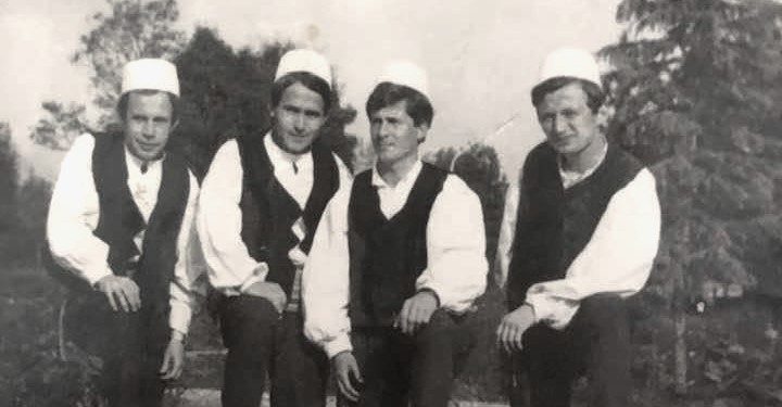 “Kudo në Burrel e shihje Adhamin, duke mësuar nxënës për kitarë, fizarmonikë, këngë dhe në të gjitha eventet festive ku talenti i tij në kompozim…”/ Historia e panjohur e muzikantit që realizoi vetë kitarën elektrike në vitet ’70-të