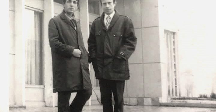 “Kudo në Burrel e shihje Adhamin, duke mësuar nxënës për kitarë, fizarmonikë, këngë dhe në të gjitha eventet festive ku talenti i tij në kompozim…”/ Historia e panjohur e muzikantit që realizoi vetë kitarën elektrike në vitet ’70-të