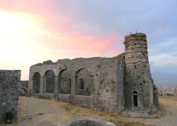 “After the fortress was handed over to Ahmed Evrenoz, the church was converted into a garrison mosque and a minaret…”! / The unknown history of the church-mosque in Rozafa, Shkodra’s centuries-old pledge.