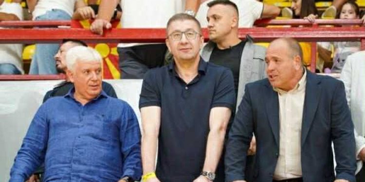 “Kjo që ndodhi në Kumanovë, nuk është konflikt shqiptar-maqedonas, por përballje mes urrejtjes dhe arsyes, mes ideologjive të errëta dhe…”! / Refleksionet e intelektualit të njohur nga Shkupi