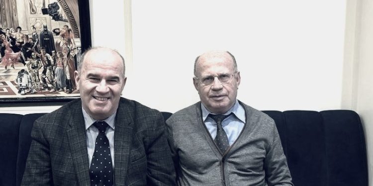 “Kudo në Burrel e shihje Adhamin, duke mësuar nxënës për kitarë, fizarmonikë, këngë dhe në të gjitha eventet festive ku talenti i tij në kompozim…”/ Historia e panjohur e muzikantit që realizoi vetë kitarën elektrike në vitet ’70-të