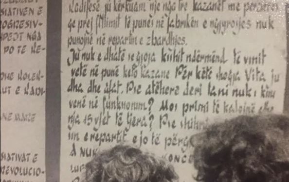 “Pasi ju pritëm për tre muaj para Komitetit Qendror e Kryeministrisë dhe rrugët për takim me ju, janë të zëna, po ju drejtohemi me…”/ Historia e rrallë e familjes nga Tepelena, që i vuri Fletë-Rrufe Enverit dhe Mehmet Shehut