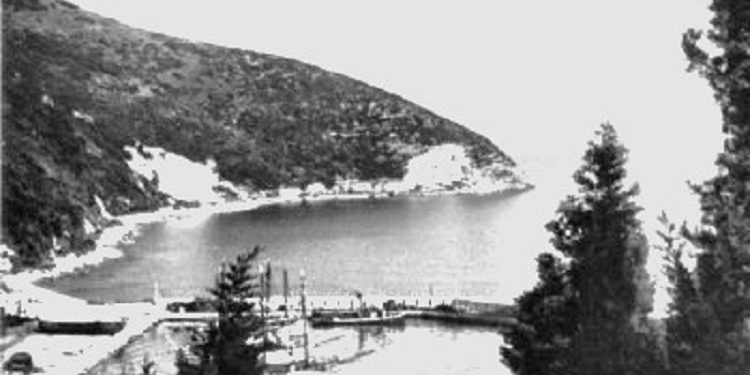 “Sazani dhe porti Vlorës kanë vlerë potenciale si baza për mbajtjen e anijeve, nëndetëseve etj., dhe në ishullin e Sazanit sovjetikët po ndërtojnë disa objekte…”/ Raporti sekret i CIA-s, nëntor 1951.