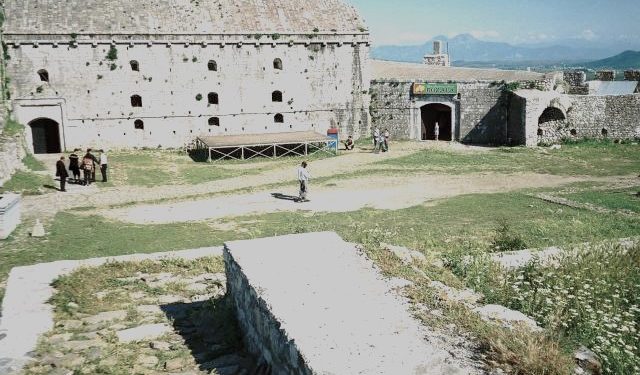 “Pas marrjes së kështjellës në dorëzim nga Ahmed Evrenozi, kisha u shndërrua xhami garnizoni dhe një minare…”! / Historia e panjohur e kishës-xhami në Rozafat, pengu shekullor i Shkodrës