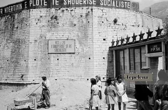 “Pasi ju pritëm për tre muaj para Komitetit Qendror e Kryeministrisë dhe rrugët për takim me ju, janë të zëna, po ju drejtohemi me…”/ Historia e rrallë e familjes nga Tepelena, që i vuri Fletë-Rrufe Enverit dhe Mehmet Shehut