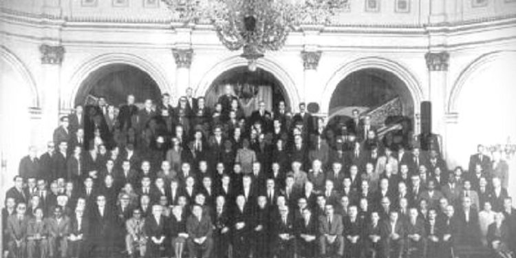 “E dëgjove, Qemal, – iu kthye Fehmiu babait, – Enver kasapin dhe ata që i bëjnë fresk, komunistët e zhgënjyer, e kanë vënë përpara me kritika, por…”/ Kujtimet e shkrimtarit të njohur, për antikomunistin e thekur tiranas