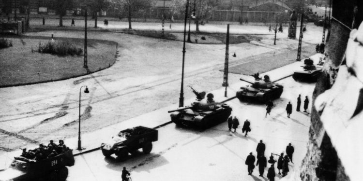 “Pasi tanket sovjetike shtypën me dhunë revolucionin e ’56-ës në Hungari, edhe Partia e Punës së Shqipërisë, nuk u ndal të godiste për vdekje çdo…”/ Refleksionet e profesorit dhe publicistit të njohur