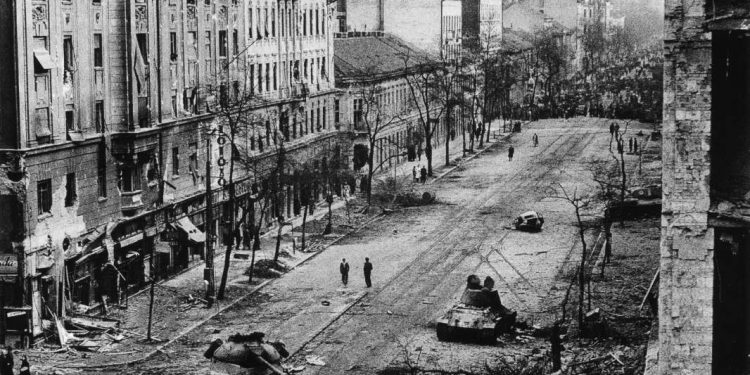 “Pasi tanket sovjetike shtypën me dhunë revolucionin e ’56-ës në Hungari, edhe Partia e Punës së Shqipërisë, nuk u ndal të godiste për vdekje çdo…”/ Refleksionet e profesorit dhe publicistit të njohur