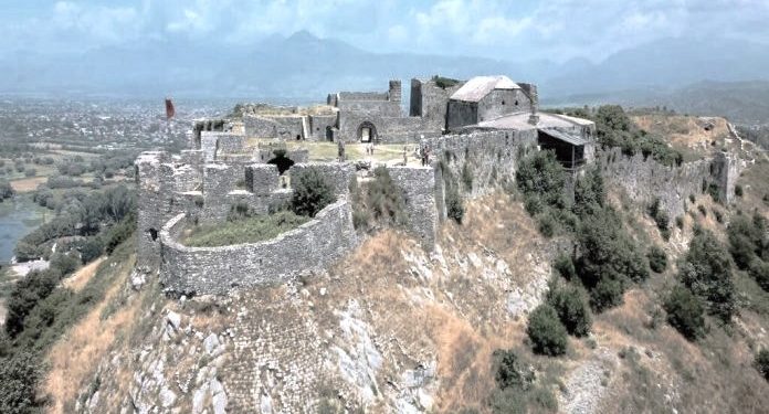 “Pas marrjes së kështjellës në dorëzim nga Ahmed Evrenozi, kisha u shndërrua xhami garnizoni dhe një minare…”! / Historia e panjohur e kishës-xhami në Rozafat, pengu shekullor i Shkodrës