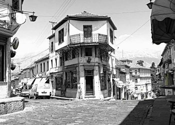 “Pasi u diplomua në Bukuresht, Dr. Emili u kthye në Shqipëri dhe shërbeu pranë Spitalit Civil të Tiranës, në Pediatri, ku Prof. Selaudin Bekteshi…”/ Historia e panjohur e mjekut të famshëm