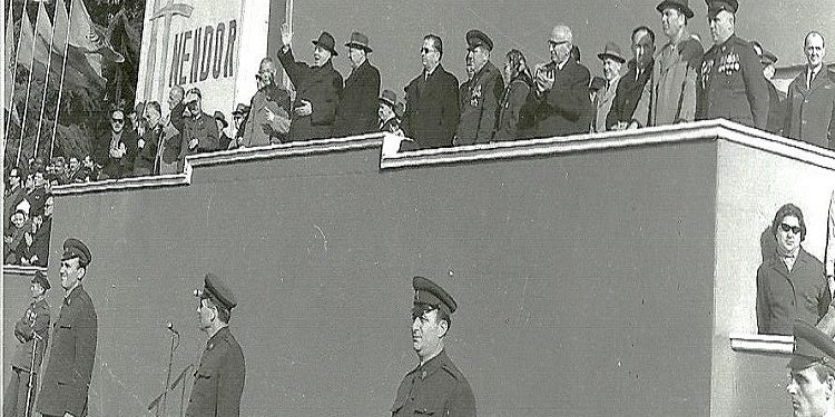 “Në paradën e 29 nëntorit 1974, me urdhër të Mehmet Shehut, tribunën e udhëheqjes e bëmë natën me beton, kurse tankeve që parakaluan, ua hoqëm municionet, pasi…”/ Zbulohet dokumenti i rrallë i Sigurimit!