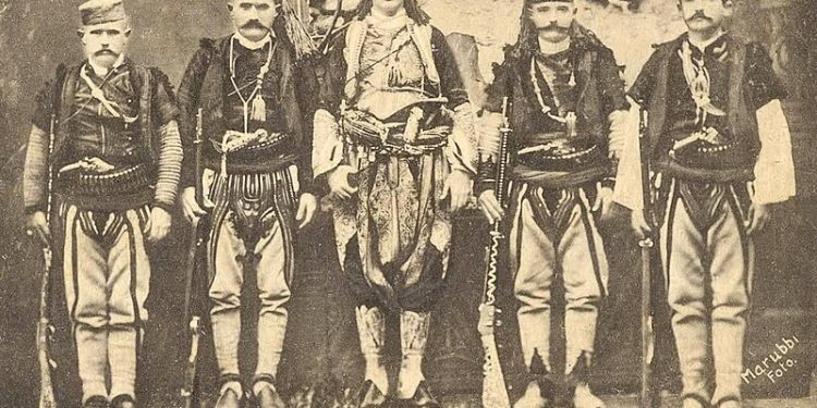 “Vëllai i madh i Esatit, Gani beu, dallohej si gjaknxehtë, jo më pak ishte dhe i ati tyre, Ali beu, të cilin ata një ditë e lidhën në një rrogoz të lyer me naftë dhe…”! / Historia e panjohur e familjes Toptani