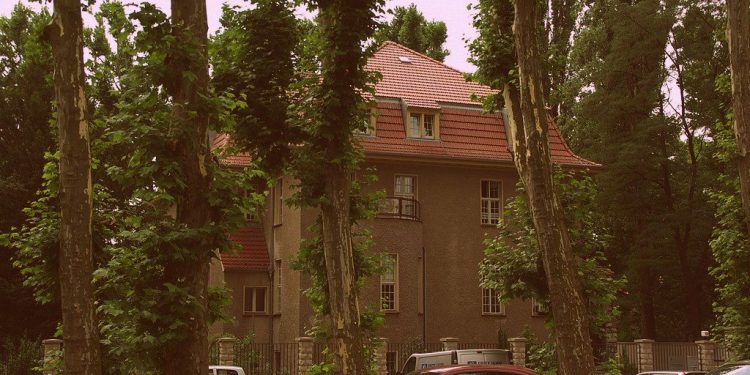 “Më 2 dhjetor 1949, vetëm tetë javë pas themelimit, Gjermania Lindore vendosi marrëdhënie diplomatike në nivel të dërguarish me Shqipërinë, kurse më 18 mars 1955…”/ Refleksionet e publicistit të njohur