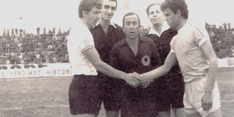 “Në hotelin ku ishim akomoduar, erdhi një ansambël nga Meksika me vajza të bukura e, djemtë tanë u dashuruan me to dhe një natë, ata…..”! / Aventura e panjohur e futbollistëve shqiptarë në Pekin