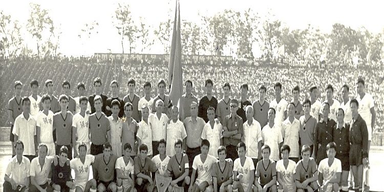 “Në hotelin ku ishim akomoduar, erdhi një ansambël nga Meksika me vajza të bukura e, djemtë tanë u dashuruan me to dhe një natë, ata…..”! / Aventura e panjohur e futbollistëve shqiptarë në Pekin