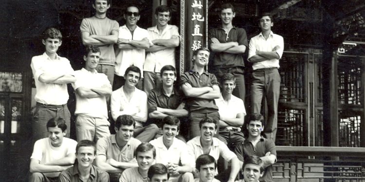 “Në hotelin ku ishim akomoduar, erdhi një ansambël nga Meksika me vajza të bukura e, djemtë tanë u dashuruan me to dhe një natë, ata…..”! / Aventura e panjohur e futbollistëve shqiptarë në Pekin