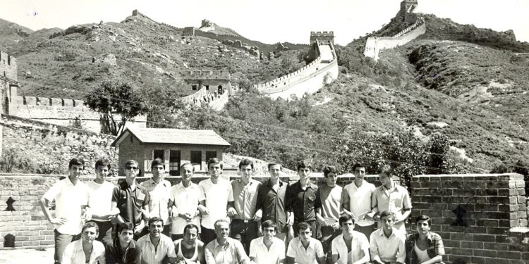 “Në hotelin ku ishim akomoduar, erdhi një ansambël nga Meksika me vajza të bukura e, djemtë tanë u dashuruan me to dhe një natë, ata…..”! / Aventura e panjohur e futbollistëve shqiptarë në Pekin