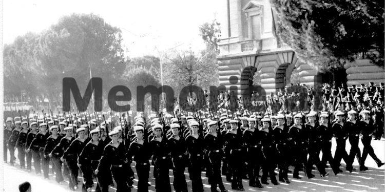 “Në paradën e 29 nëntorit 1974, me urdhër të Mehmet Shehut, tribunën e udhëheqjes e bëmë natën me beton, kurse tankeve që parakaluan, ua hoqëm municionet, pasi…”/ Zbulohet dokumenti i rrallë i Sigurimit!