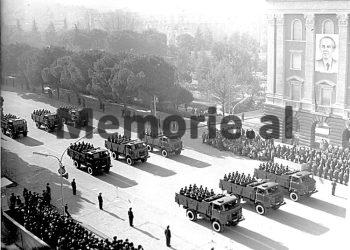“Në paradën e 29 nëntorit 1974, me urdhër të Mehmet Shehut, tribunën e udhëheqjes e bëmë natën me beton, kurse tankeve që parakaluan, ua hoqëm municionet, pasi…”/ Zbulohet dokumenti i rrallë i Sigurimit!