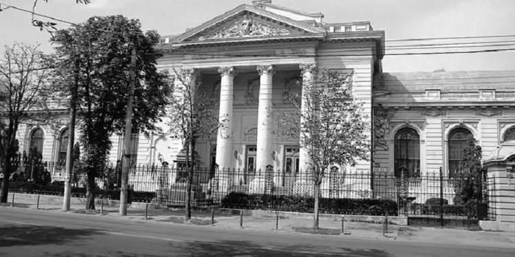 “Pasi u diplomua në Bukuresht, Dr. Emili u kthye në Shqipëri dhe shërbeu pranë Spitalit Civil të Tiranës, në Pediatri, ku Prof. Selaudin Bekteshi…”/ Historia e panjohur e mjekut të famshëm