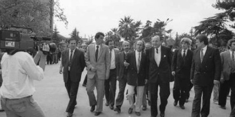 “Në janar 1962, mbi qiellin e Tyringenit në Gjermaninë Lindore, u panë disa fletushka me mbishkrimin; nga P. P. e Shqipërisë, që bënin thirrje për…”/ Historia e panjohur që implikoi Tiranën zyrtare dhe Enver Hoxhën