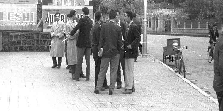 “Te kulla e sahatit, vigjilonte një ushtarak i armatosur, disa vajza të reja të bukura, punëtore rrobaqepësie, mbajtur nga gishti i vogël, prapa statujës së Stalinit…”/ Aventura 60 ditore e francezit në Shqipëri, në 1964-ën