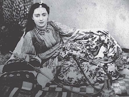 “Nën ritmin e orkestrave popullore, çingijet e gdhinin bashkë me dasmorët apo klientët e zgjedhur të lokaleve e, në vende të fshehta me të pasurit…”/ Historia e panjohur e “femrave të përdala” të Elbasanit