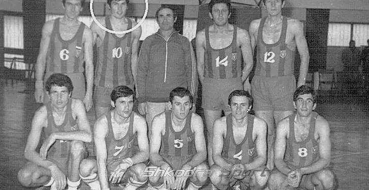 “Ai ishte një nga pesë lojtarët më të mirë në Shqipëri, të viteve ’80-të, një nga më të vështirët për t’u markuar,  por edhe njeri model, pasi…”/ Vlersimet e Gaz Çaçit dhe Cukës, për Sokol Kalajn e “Vllaznisë”!