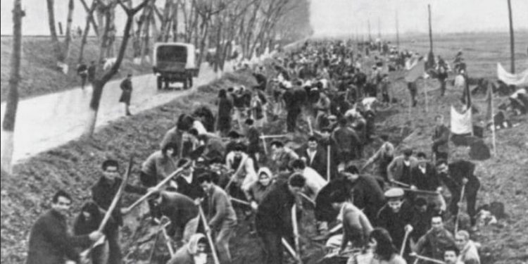 “Te kulla e sahatit, vigjilonte një ushtarak i armatosur, disa vajza të reja të bukura, punëtore rrobaqepësie, mbajtur nga gishti i vogël, prapa statujës së Stalinit…”/ Aventura 60 ditore e francezit në Shqipëri, në 1964-ën