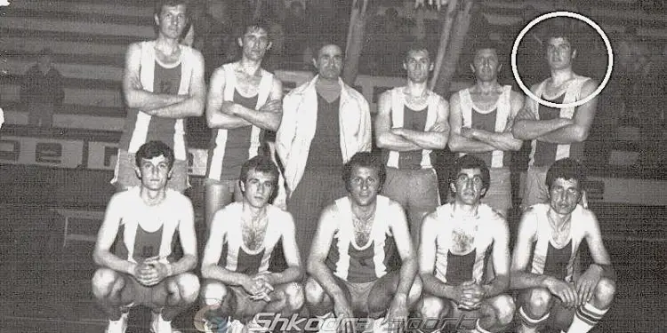 “Ai ishte një nga pesë lojtarët më të mirë në Shqipëri, të viteve ’80-të, një nga më të vështirët për t’u markuar,  por edhe njeri model, pasi…”/ Vlersimet e Gaz Çaçit dhe Cukës, për Sokol Kalajn e “Vllaznisë”!