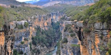 “Rough-looking men look at a young man with a thick gold chain around his neck with a ‘BMW’, a symbol of the ‘river’ of money that they withdraw from Western Union…”/ Unknown report about Berat, by a journalist from the USA