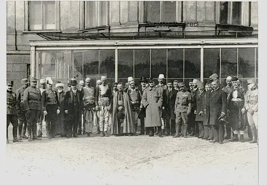 “Nga takimi me Perandorin, shqiptarët të hipur ndër dhjetë makina ushtarake, vizituan bashkinë, ku u pritën me nderime nga kryetari, Dr. Weiskirchner …”/ Kur fisnikët shqiptarë vizituan Vjenën në vitin 1917