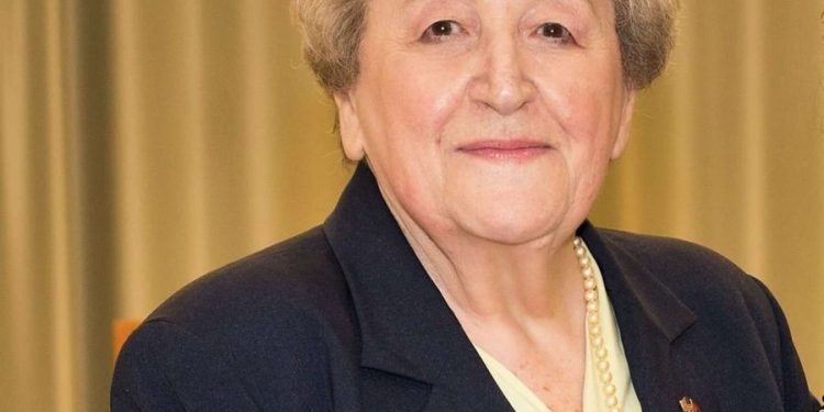 “Ajo u kthye pas 54 vitesh për të puthur tokën: Drita Ivanaj (e bija e Martin Ivanajt), zbriti në Rinas, por pa…” / Rrëfimi i panjohur i trashëgimtares