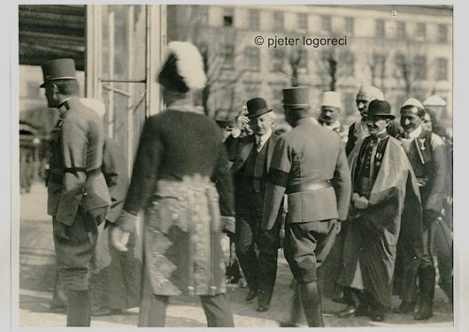 “Nga takimi me Perandorin, shqiptarët të hipur ndër dhjetë makina ushtarake, vizituan bashkinë, ku u pritën me nderime nga kryetari, Dr. Weiskirchner …”/ Kur fisnikët shqiptarë vizituan Vjenën në vitin 1917