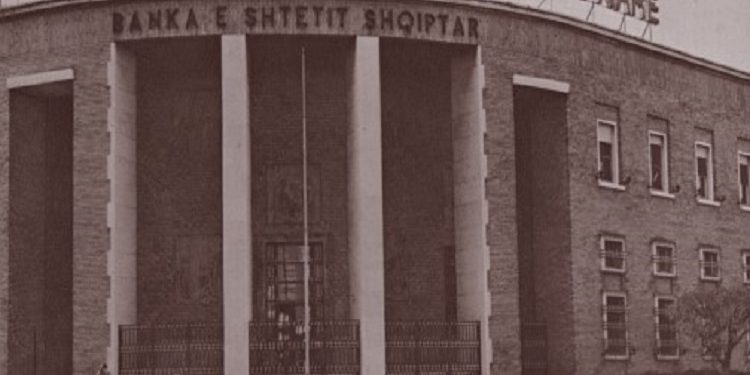 “Të ardhurat nga eksportet tona në disa shtete te botës, do të bëhen në firma amerikane, pasi…”/ Zbulohet dokumenti i rrallë sekret, për llogaritë bankare të regjimit komunist, në Zvicër e SHBA-ës