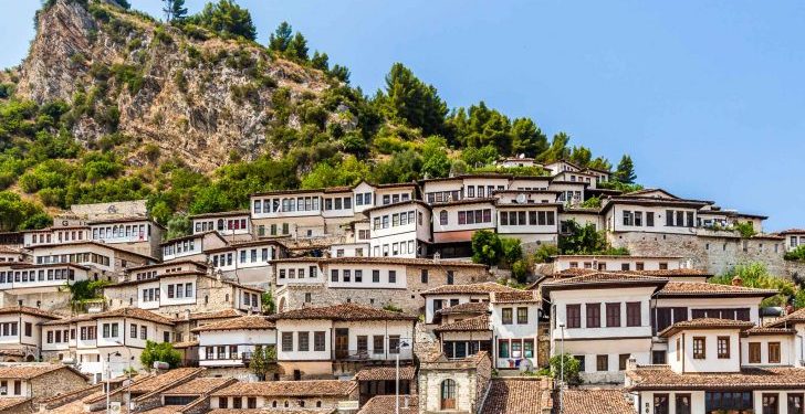 “Burrat me pamje të vrazhdë, shikojnë një djalosh me zinxhir floriri të trashë në qafë me ‘BMW’, simbol i ‘lumit’ të parave, që i tërheqin nga Western Union…”/ Reportazhi i panjohur për Beratin, i gazetarit nga SHBA-ës