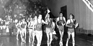 “Ai ishte një nga pesë lojtarët më të mirë në Shqipëri, të viteve ’80-të, një nga më të vështirët për t’u markuar,  por edhe njeri model, pasi…”/ Vlersimet e Gaz Çaçit dhe Cukës, për Sokol Kalajn e “Vllaznisë”!