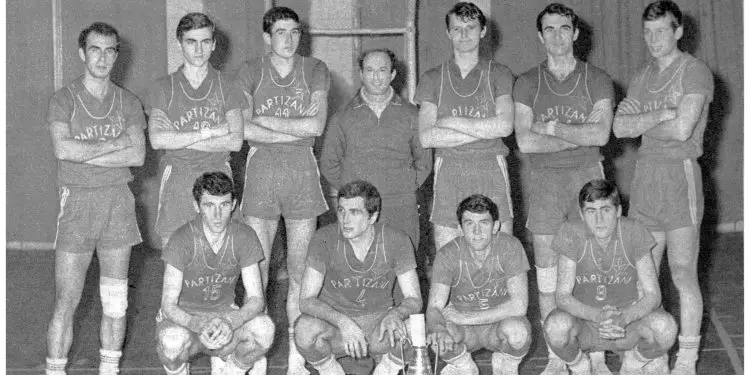 “Ai ishte një nga pesë lojtarët më të mirë në Shqipëri, të viteve ’80-të, një nga më të vështirët për t’u markuar,  por edhe njeri model, pasi…”/ Vlersimet e Gaz Çaçit dhe Cukës, për Sokol Kalajn e “Vllaznisë”!