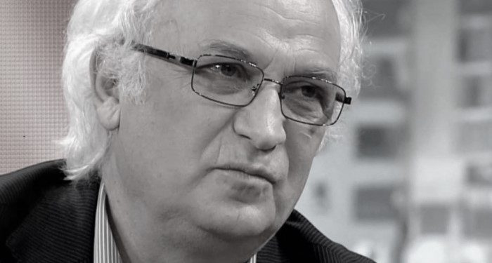 “Motoskafi i kufirit ndaloi 500 metra afër meje, nuk më diktoi, vazhdova të notoj deri në agim, kur një vapor turistik i huaj më pa dhe…”/ Dëshmia e rrallë e gazetarit të “Zëri Amerikës” që u arratis në ’85-ën!