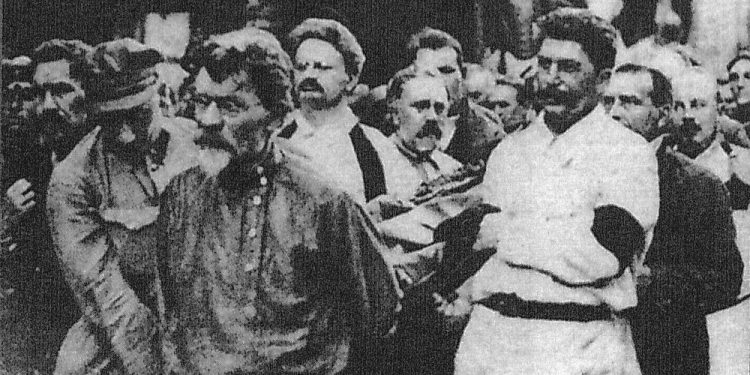 Si u organizua nga NKVD-ja vrasja e Trockit, kundërshtarit të stalinizmit, që jetonte ekzilin në Meksikë dhe si u mbajt sekret edhe mbi pllakën e varrit në Moskë, emri atentatorit, pasi vuajti 20 vite burg?!