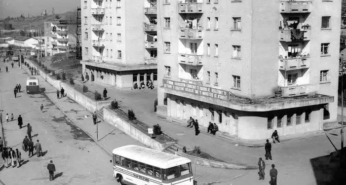 “Kur Dhimitri u fut në zyrën e drejtoreshës së ujësjellësit të Kuçovës, ku ndodhej dhe i vëllai i tij, Miltiadhi, me të cilin s’njihej fare, ai…”/Historia e trishtë e dy vëllezërve grekë, që kishin 40 vite pa u takuar!