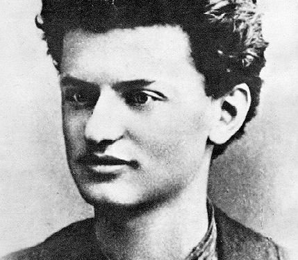 Si u organizua nga NKVD-ja vrasja e Trockit, kundërshtarit të stalinizmit, që jetonte ekzilin në Meksikë dhe si u mbajt sekret edhe mbi pllakën e varrit në Moskë, emri atentatorit, pasi vuajti 20 vite burg?!