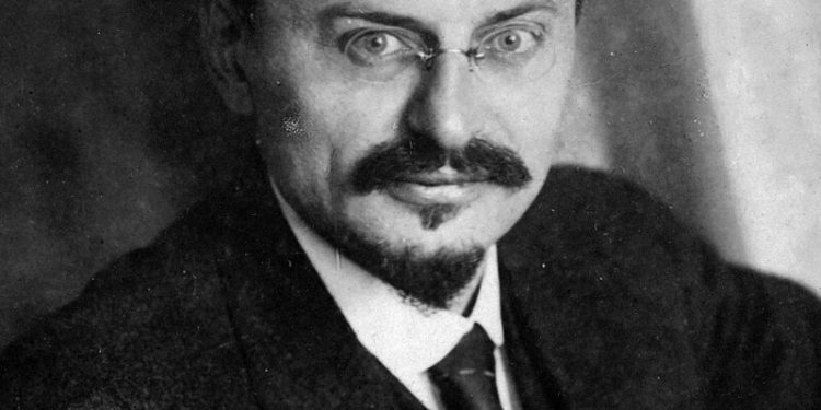 Si u organizua nga NKVD-ja vrasja e Trockit, kundërshtarit të stalinizmit, që jetonte ekzilin në Meksikë dhe si u mbajt sekret edhe mbi pllakën e varrit në Moskë, emri atentatorit, pasi vuajti 20 vite burg?!