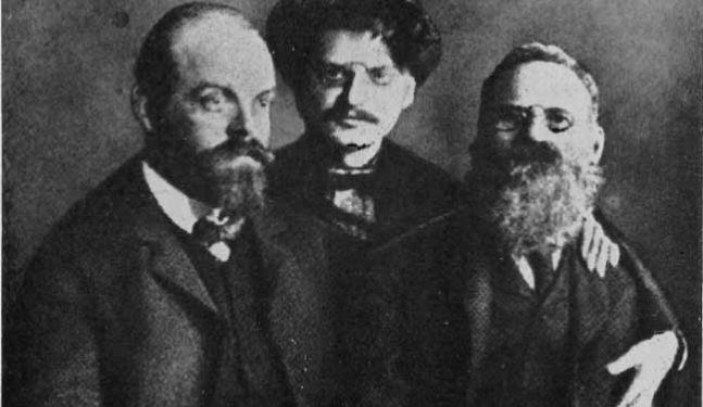 Si u organizua nga NKVD-ja vrasja e Trockit, kundërshtarit të stalinizmit, që jetonte ekzilin në Meksikë dhe si u mbajt sekret edhe mbi pllakën e varrit në Moskë, emri atentatorit, pasi vuajti 20 vite burg?!