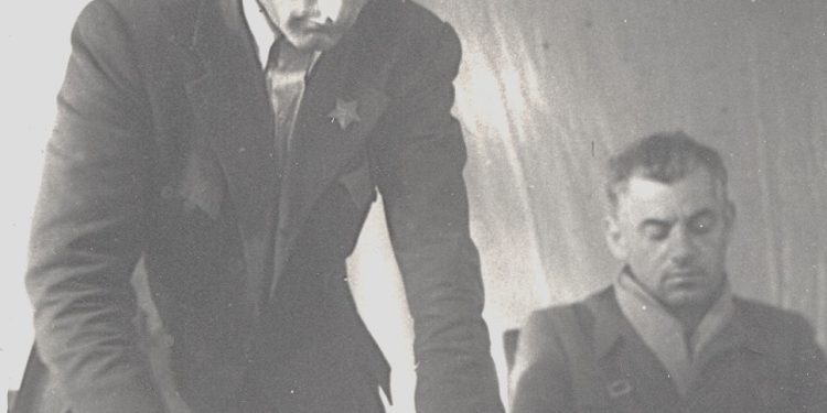 “Në qershor 1955, me porosi të Enver Hoxhës, dënohet me gjashtë vjet heqje lirie, me akuzën ‘agjitacion e propagandë’, por me ndërhyrjen e xhaxhait të tij, Esatit, ai…”/ Historia e trishtë e Dr. Dishnicës