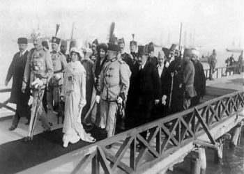 “Esati dhe Ganiu u martuan me dy motra të familjes Toptani, kushërira të tyre, por Esati u martua përsëri me një turke, pasi harxhoi pasurinë e gruas së tij të parë…”/ Ana e panjohur e Toptanasit të famshëm